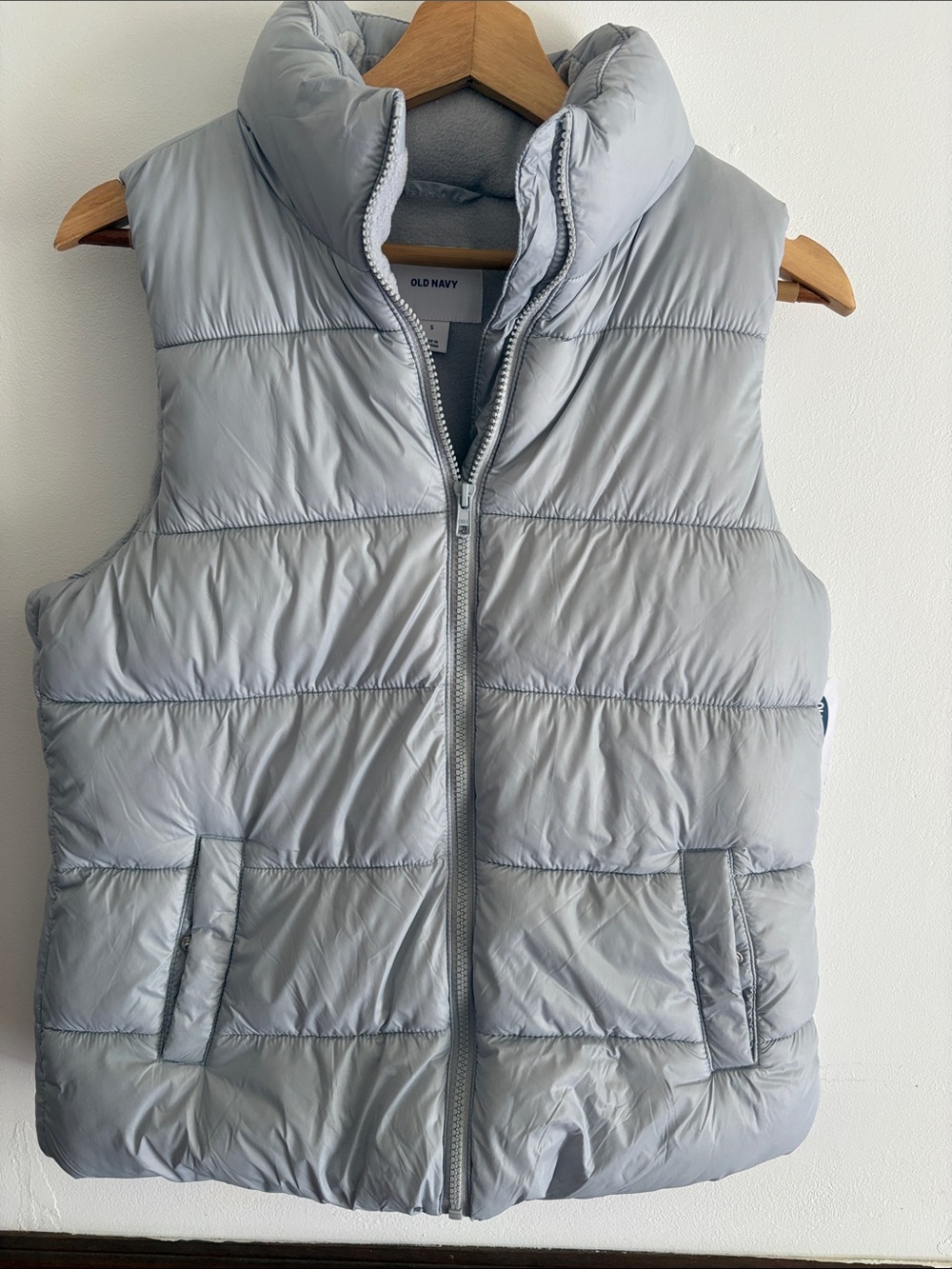 Old Navy Womens Light Gray Quilted Puffer Vest in Pale Gray